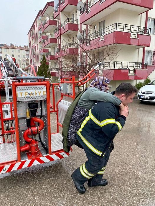 KAHRAMAN İTFAİYE ERİ, DUMANDAN ETKİLENEN YAŞLI TEYZEYİ SIRTINDA TAŞIYARAK KURTARDI