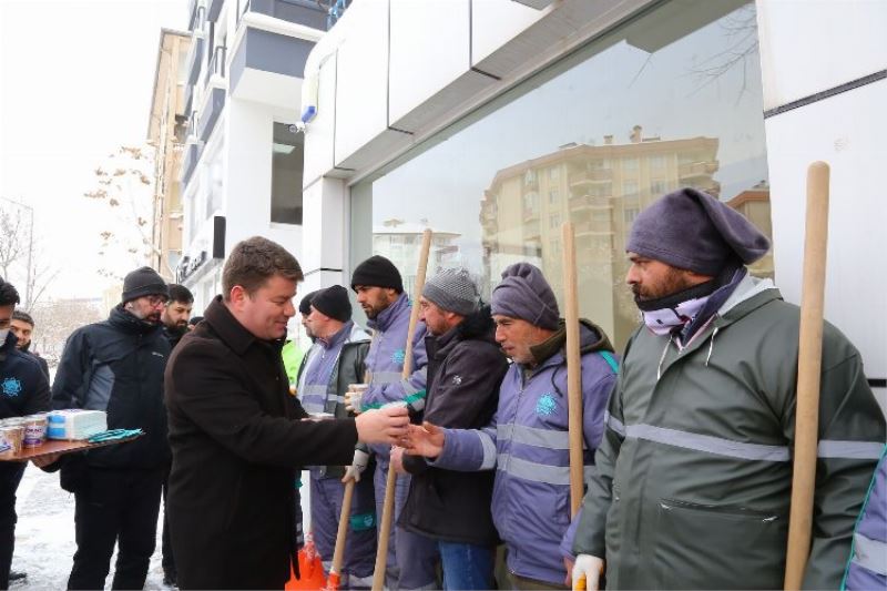 Başkan Dinçer sahada çalışan ekiplere Aksaray Pekmezi ikram etti 