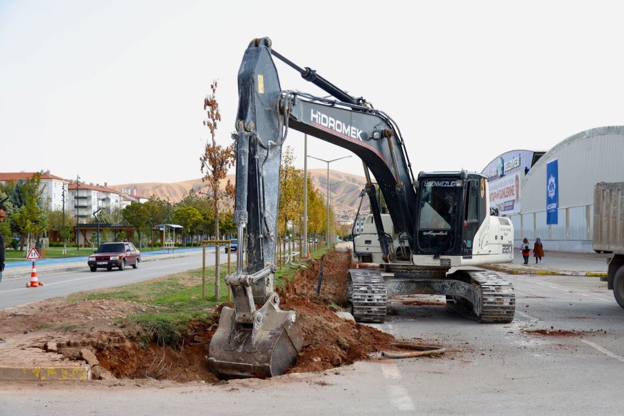 ALPARSLAN TÜRKEŞ BULVARINDA YOL GENİŞLETME ÇALIŞMALARI BAŞLADI 