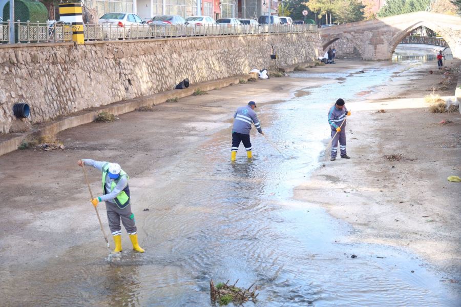 AKSARAY BELEDİYESİ ULUIRMAK’TA TEMİZLİK ÇALIŞMASI BAŞLATTI