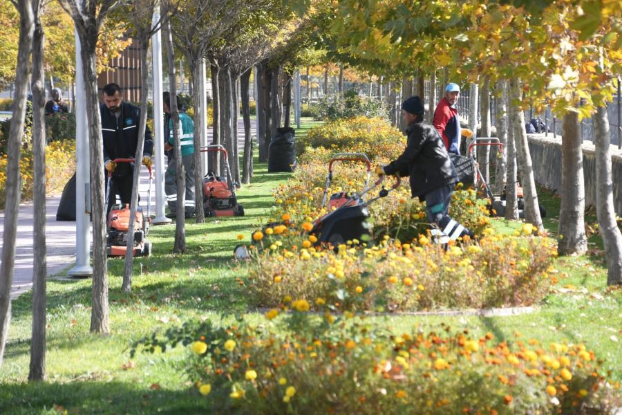 AKSARAY’DA SONBAHAR KARTPOSTALLIK MANZARALAR OLUŞTURDU