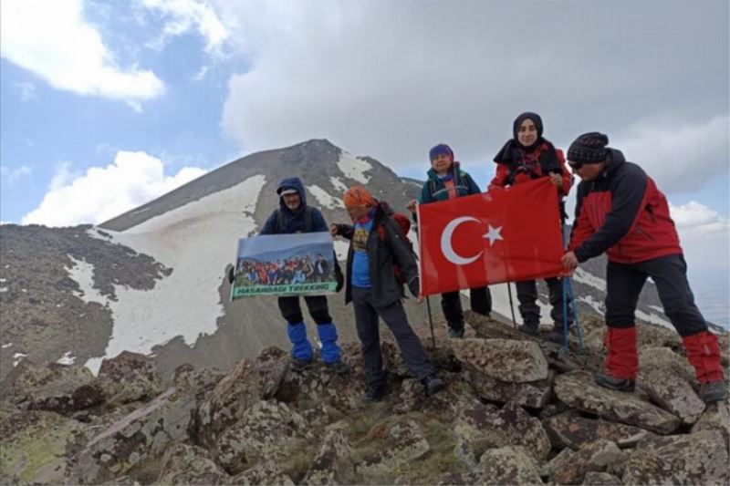 Bursa İnegöl Belediyesporlu dağcılar Hasan Dağına tırmandı