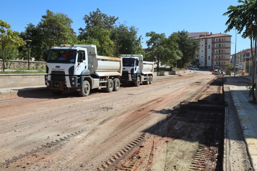 AKSARAY BELEDİYESİ İSALE HATTININ GEÇTİĞİ NOKTALARDA BOZULAN YOLLARI YENİLİYOR