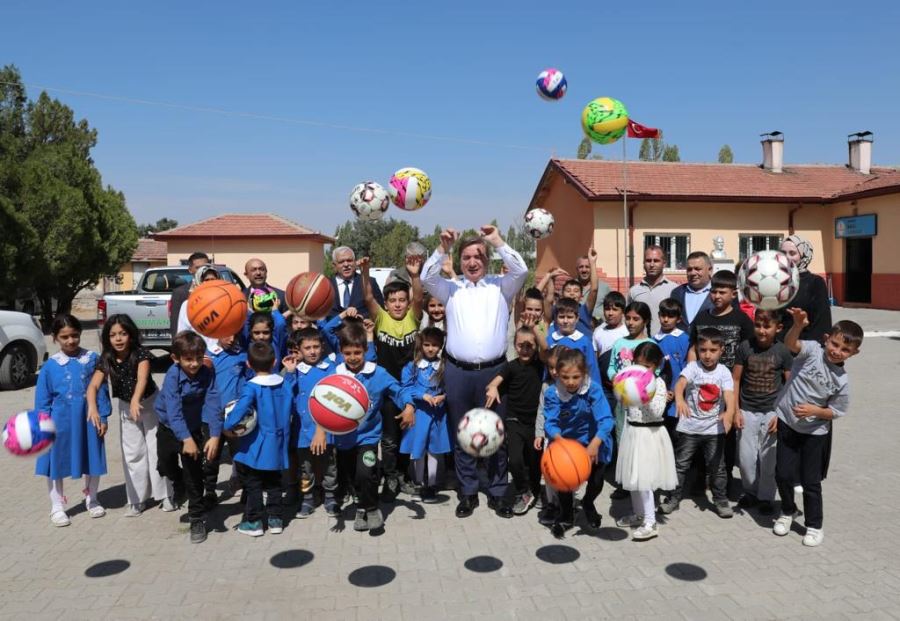 Vali Hamza Aydoğdu, Milli Eğitim Müdürü ve Öğretmenlerle köy okulunda boya yaptı 