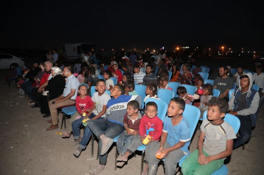 Aksaray’da mevsimlik tarım işçilerinin kaldığı çadır alanda sinema kuruldu