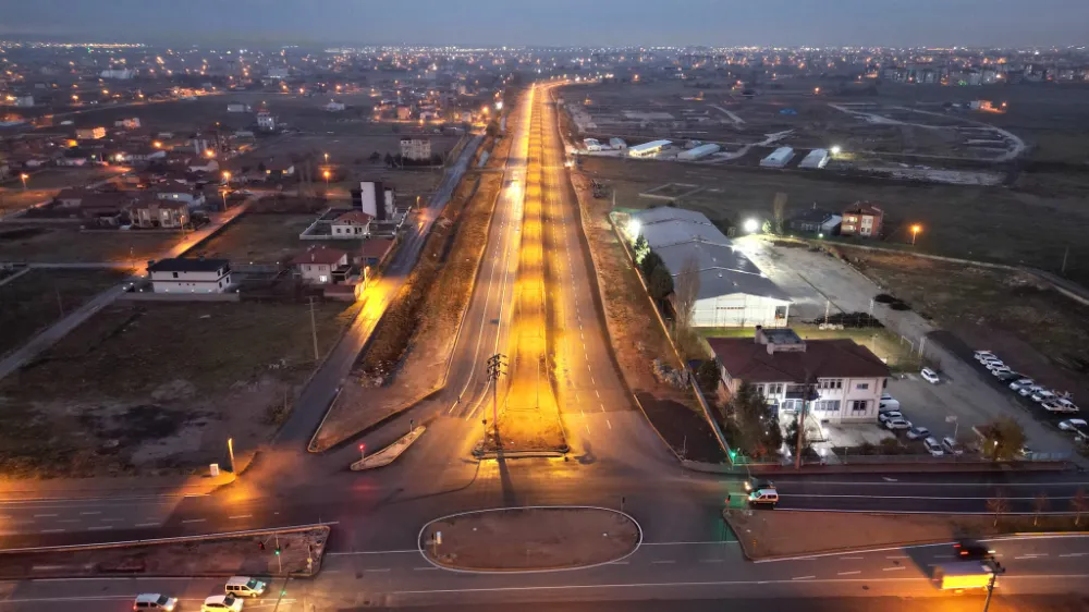  Yapımı tamamlanarak hizmete alınan 50 metrelik yeni bulvar yolu ışıklandırıldı