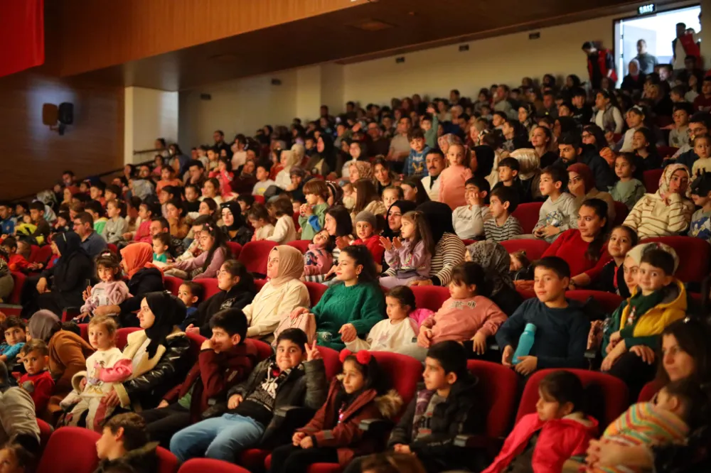 Çocuklar Bilim Merkezinde Şirinler Oyunu İle Eğlendi