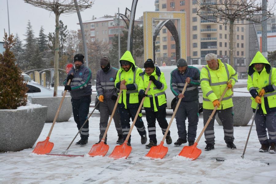 Aksaray Belediyesinden Buzlanmaya Karşı Önlem