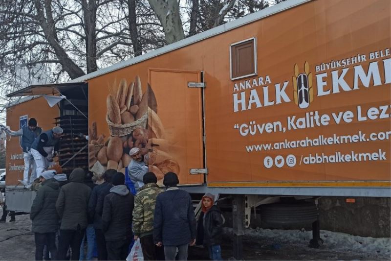 Mobil fırınlardan depremzedelere sıcak ekmek