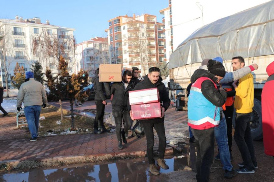 Deprem bölgesine yardımlar artarak devam ediyor