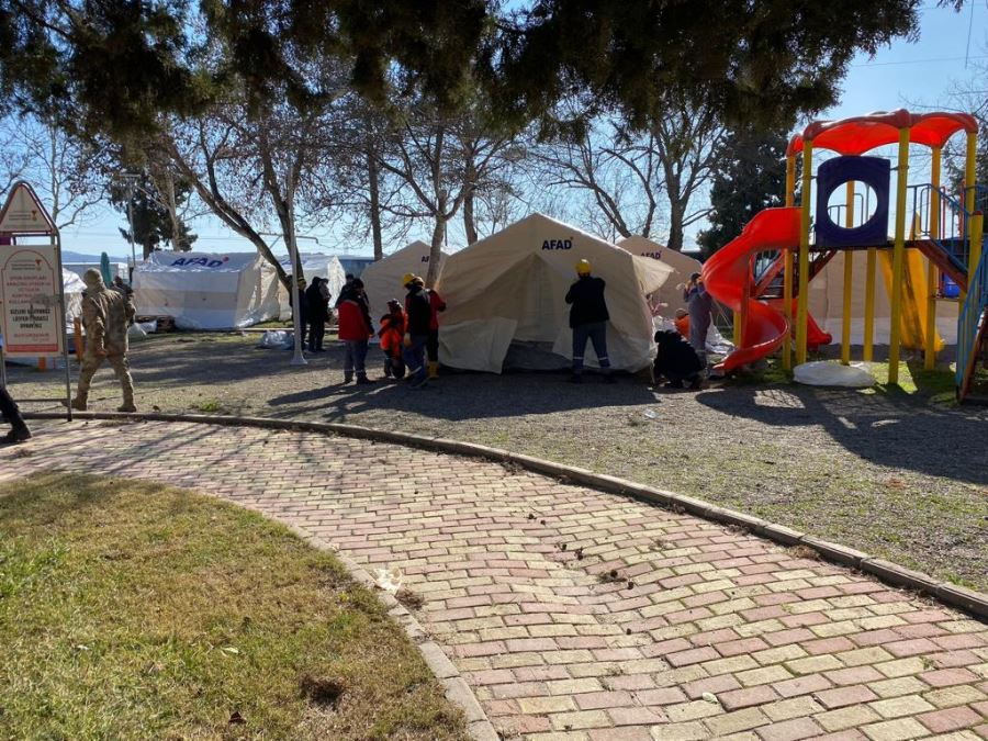 AKSARAY BELEDİYESİ VE AFAD, KAHRAMANMARAŞ’DA DEPREMZEDELER İÇİN ÇADIR KURDU