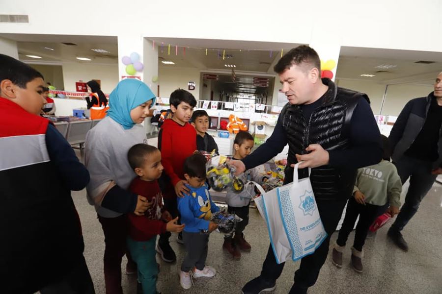 BAŞKAN DİNÇER; ‘’DEPREM BÖLGESİNDEKİ YARALARI İSTİŞARE İÇERİSİNDE SARIYORUZ’’