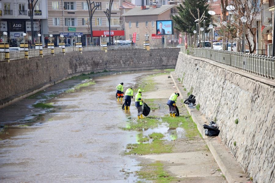 ŞEHRİN SİMGESİ OLAN ULUIRMAK’TA BAHAR TEMİZLİĞİ YAPILDI