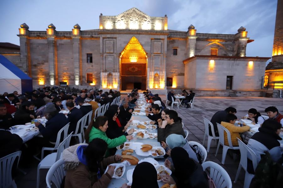 ULU CAMİNİN MANEVİ İKLİMİNDE HERGÜN 2500 VATANDAŞ İFTAR AÇIYOR