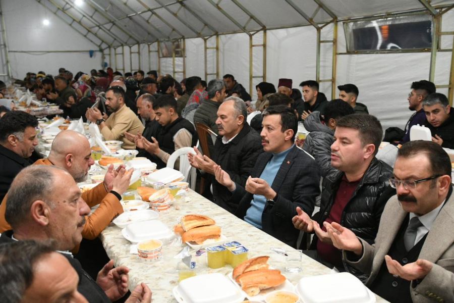 BAŞKAN DİNÇER İFTAR ÇADIRINDA VATANDAŞLARLA BULUŞTU