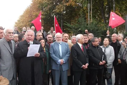  “Anayasa Türk Milletinin Namusudur, El Sürülemez” 