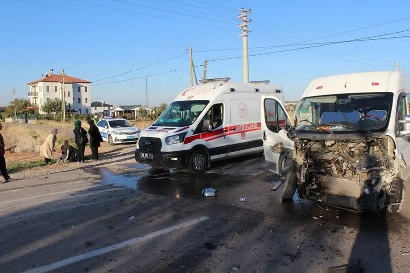 Aksaray’da Öğrenci Servisi ile Tır Çarpıştı: 11 Yaralı