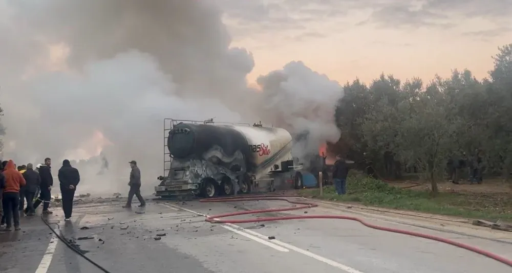 Otomobille çarpışan tanker infilak etti. Yol cehenneme döndü 2 kişi öldü