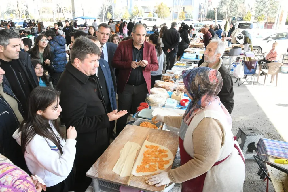 Dinçer Hanımeli Pazarında Vatandaşlarla İstişare Etti