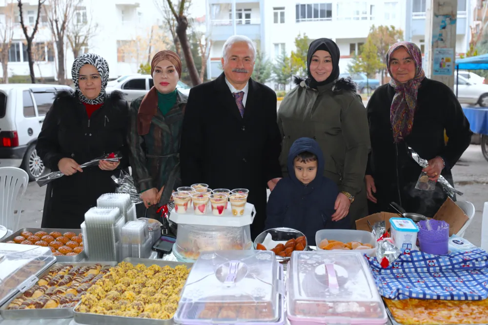 Vali Kumbuzoğlu Hanımeli Pazarında yufka açtı