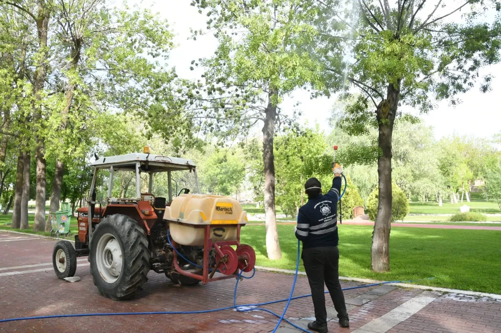 Aksaray Belediyesi Park ve Millet Bahçelerinde İlaçlama Çalışmaları Yapıyor