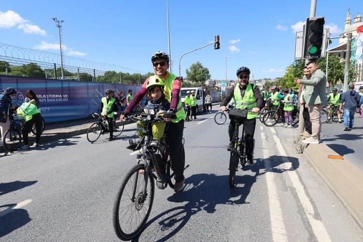 Pedallar eş zamanlı çevrildi