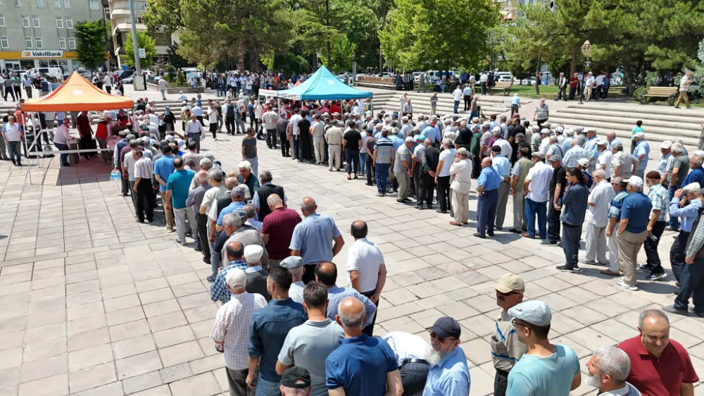 Cuma namazı sonrasında Ulu Cami önünde Aşure İkramı