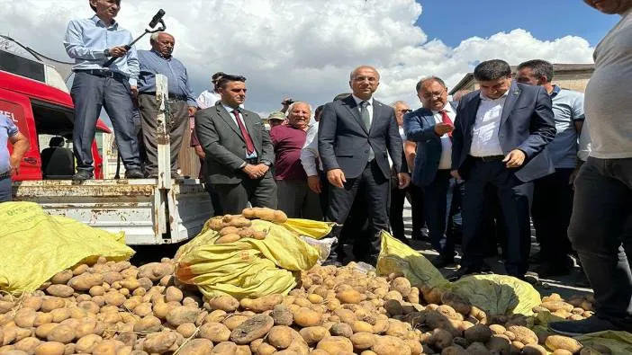 Çiftçi satamadığı patatesi yere döktü