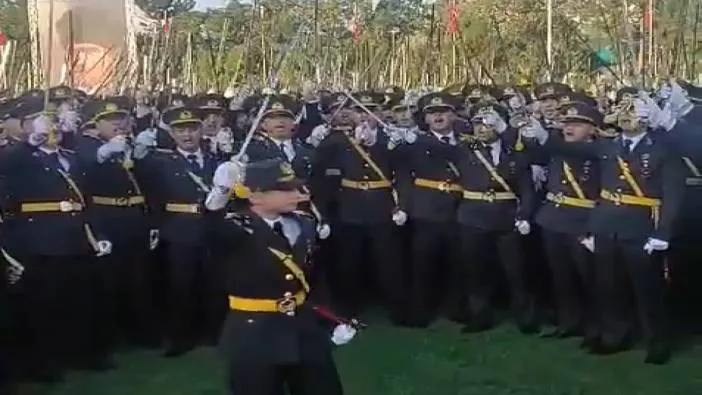 Teğmenlerin mezuniyet törenlerinde göz yaşartan anlar