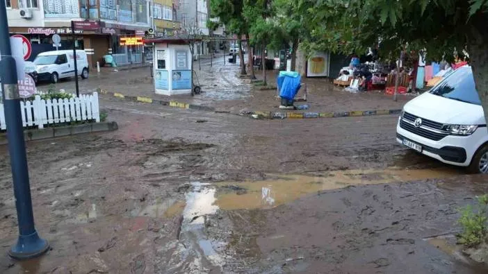 Trabzon Araklı çamura bulandı