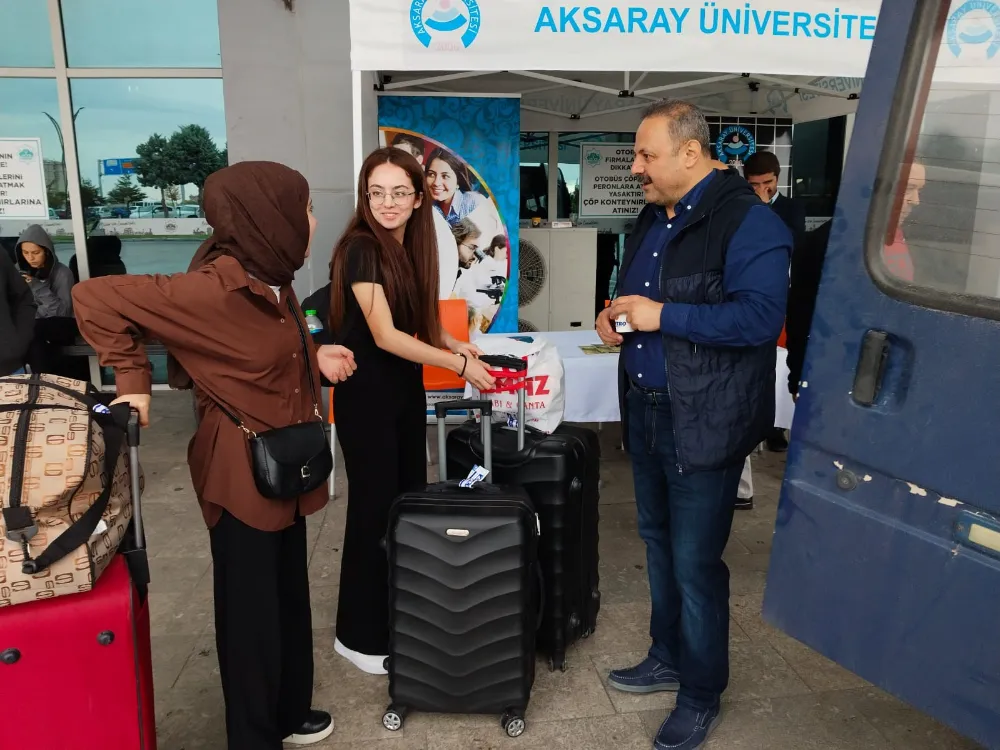 ASÜ Rektörü Arıbaş yeni öğrencileri terminalde karşıladı