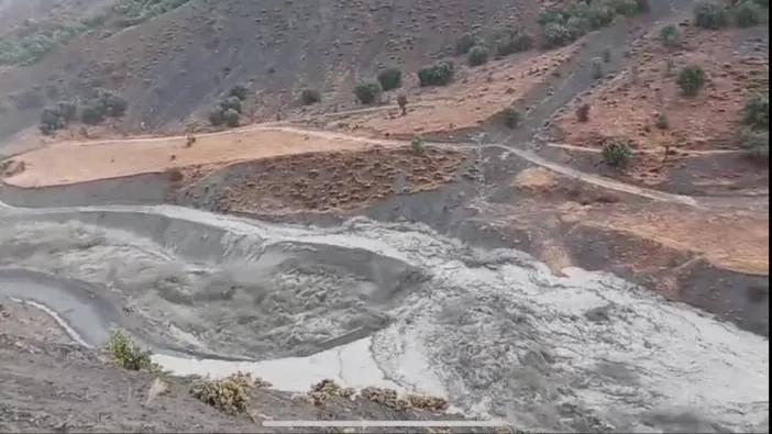 Elazığ’da sel baskını! 10 köy yolu ulaşıma kapandı