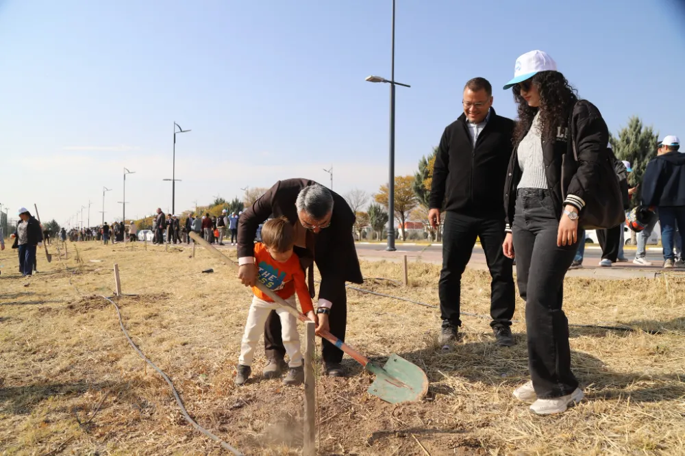 ASÜ’de “Geleceğe Nefes” Seferberliği: Yüzlerce Fidan Toprakla Buluştu