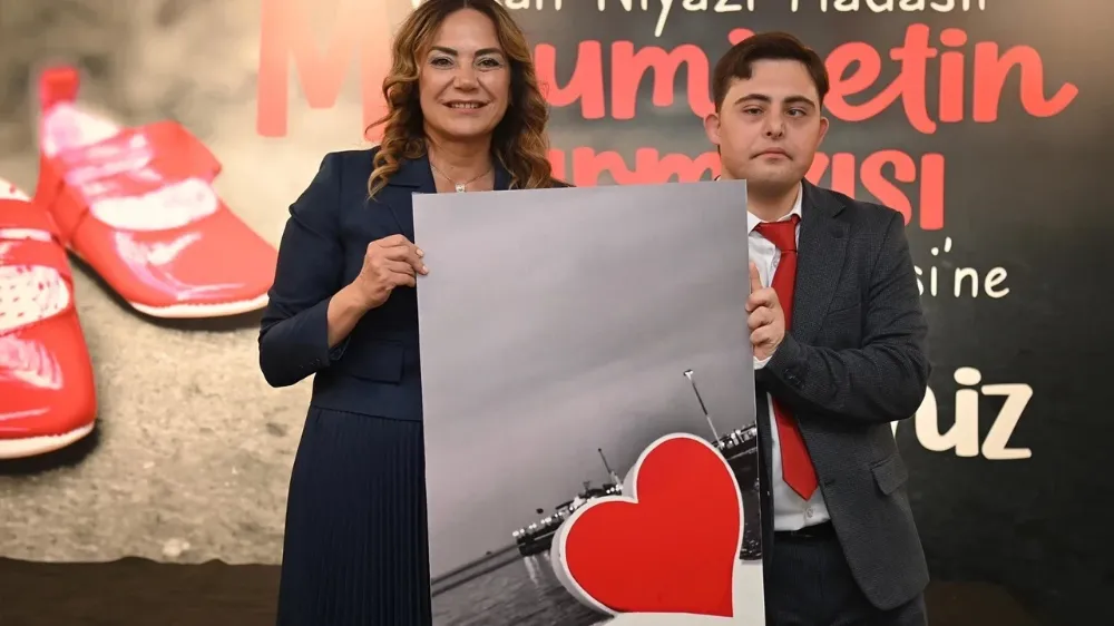 Down sendromlu fotoğraf sanatçısından anlamlı sergi: “Masumiyetin Kırmızısı“