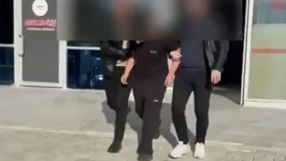 Kur’an ile bayrağı yakmaya çalıştı