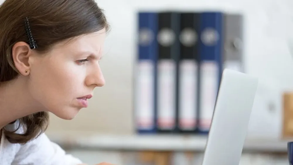 Yakın mesafe okuma neden baş ağrısını tetikliyor? Uzmanlar anlattı