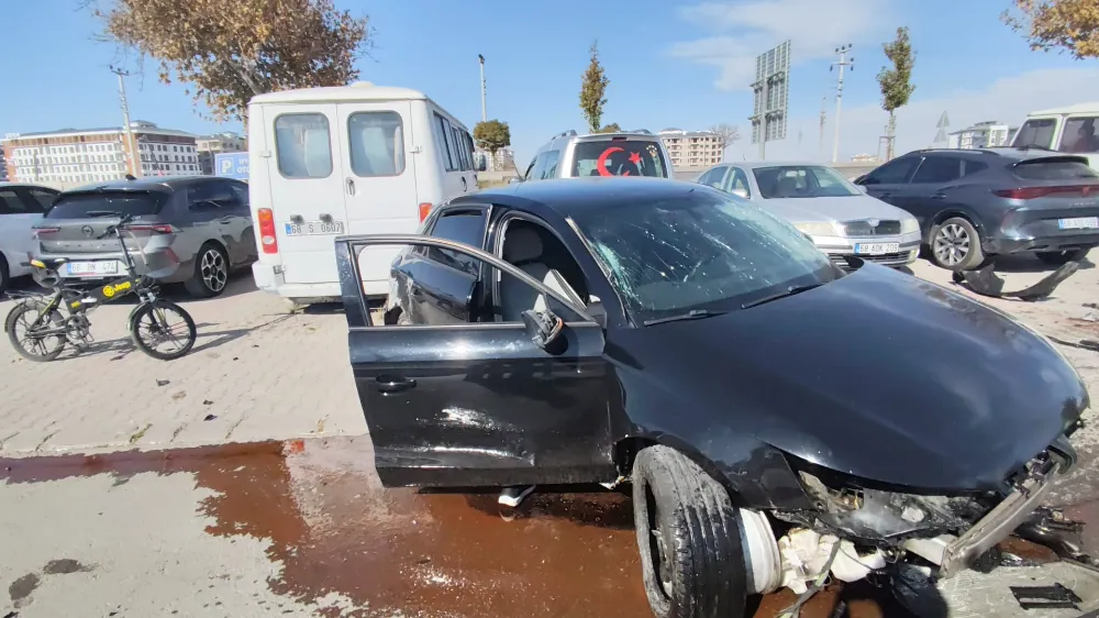 Yaya Geçidinde Zincirleme Kaza ! 2 Yaralı, 3 Araç Hasarlı