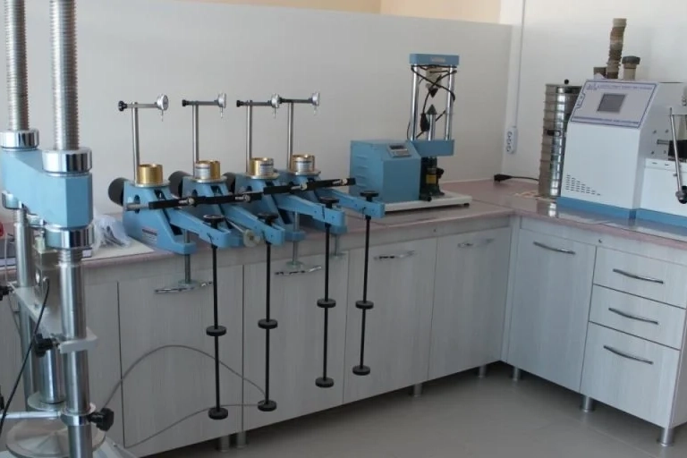 Deprem hasarlı illere ek laboratuvar izni... Yapı Malzemeleri ve Zemin Laboratuvarları Yönetmeliği