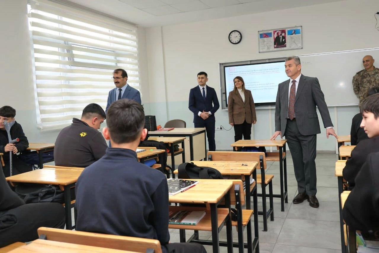 Artvin Valisi Ergün’den okullara ziyaret