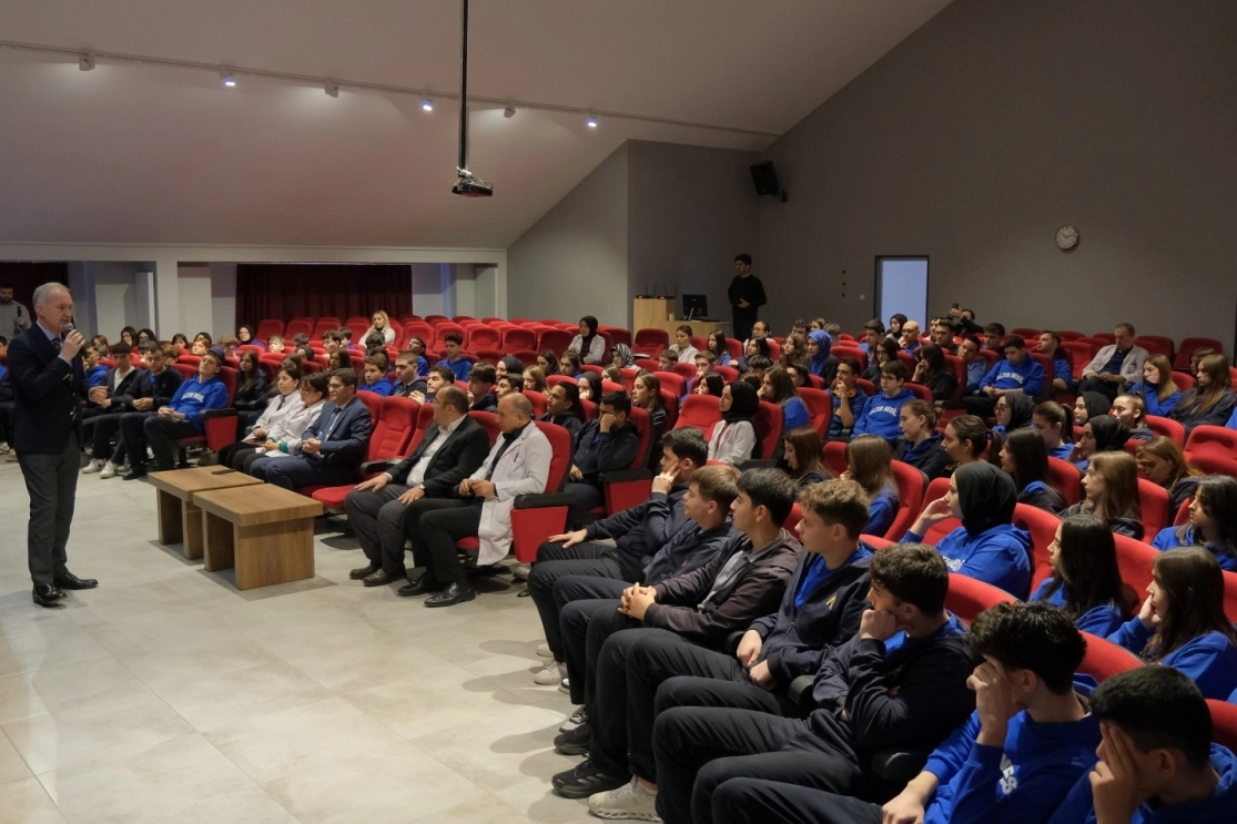 Bursa İnegöl’de Başkan Taban gençlerle bir arada