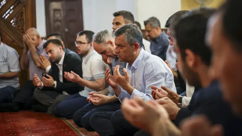 Özgür Özel Ferdi Zeyrek için düzenlenen mevlit programına katıldı