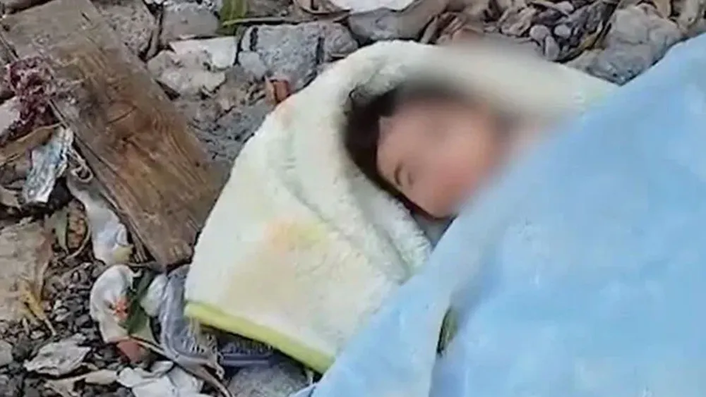 Sokak ortasına üç aylık bebeği bıraktılar