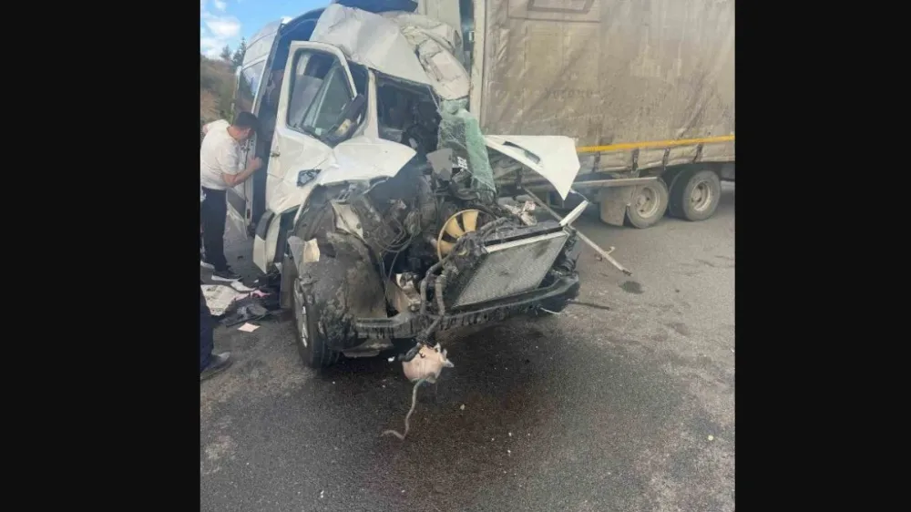 Ankara’da servis minibüsü kamyona çarptı: 1 ölü, 5 yaralı
