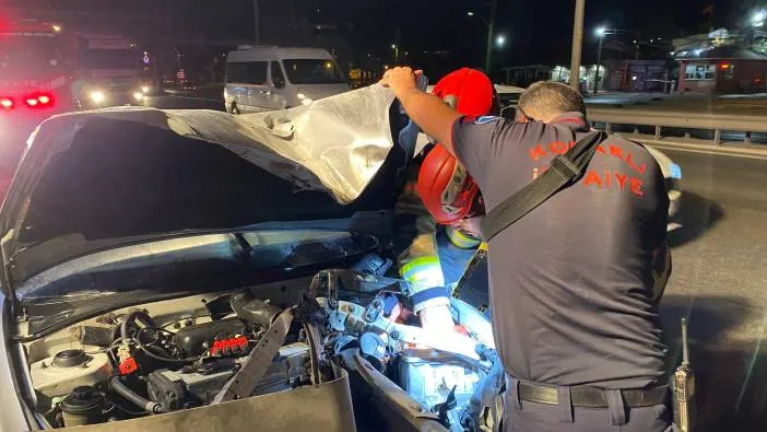 Bariyerlere saplanan otomobilden burnu kanamadan çıktı