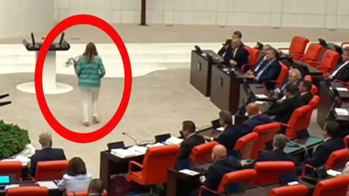 Çıplak ayakla Meclis kürsüsüne yürüdü