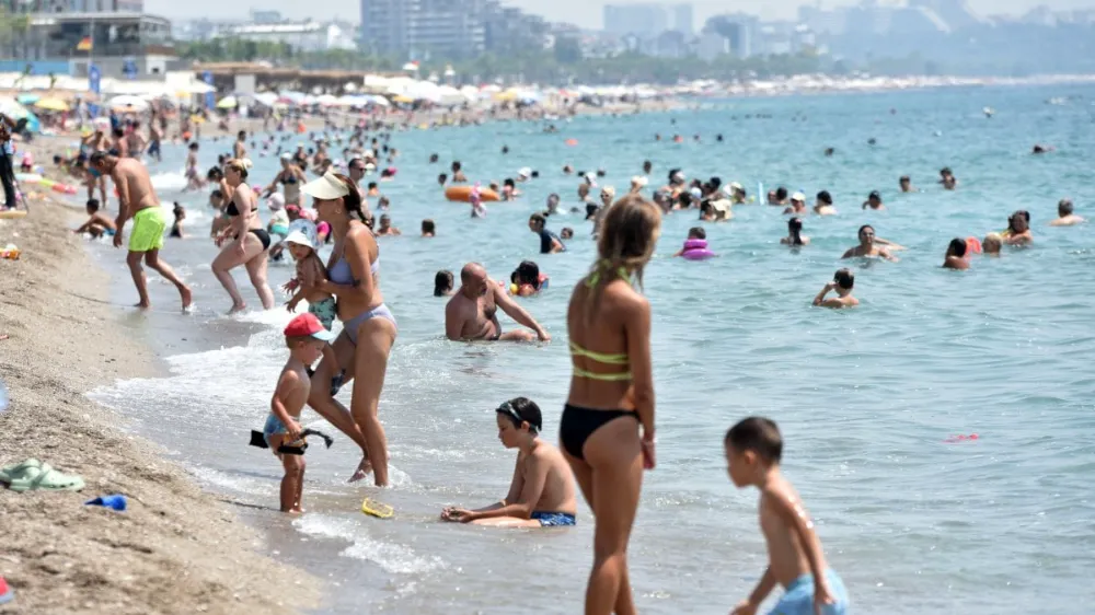 Antalya’da deniz bile serinletmiyor: Sıcaklık herkesi bunalttı