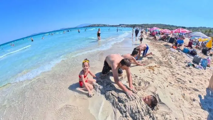 Termometreler 37 dereceyi gösterdi: Çeşme plajları doldu taştı!