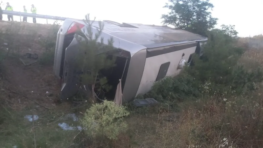 Yolcu otobüsü şarampole uçtu: 27 yaralı var
