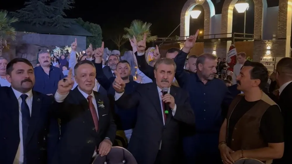 BBP Genel Başkanı Destici düğünde türkü söyledi