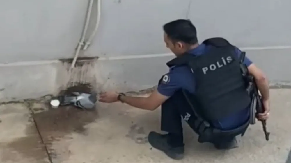 Polis tüfeğiyle gitti yardım elini uzattı